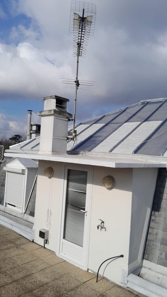 Toit avec antenne et cheminée