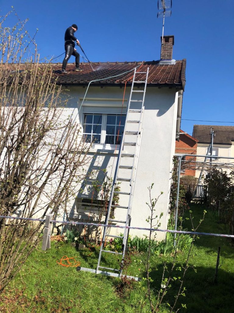 Homme sur un toit avec tuyau