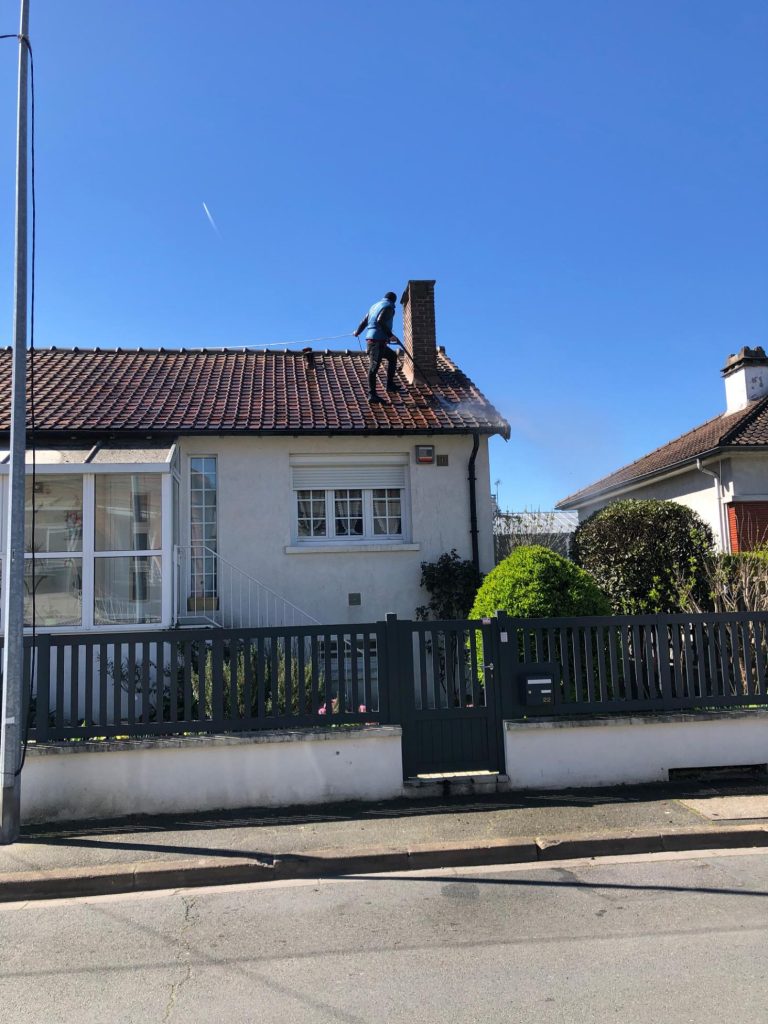 Homme sur le toit, nettoyage