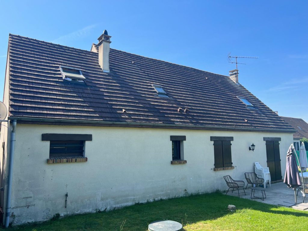 Maison avec toit en tuiles