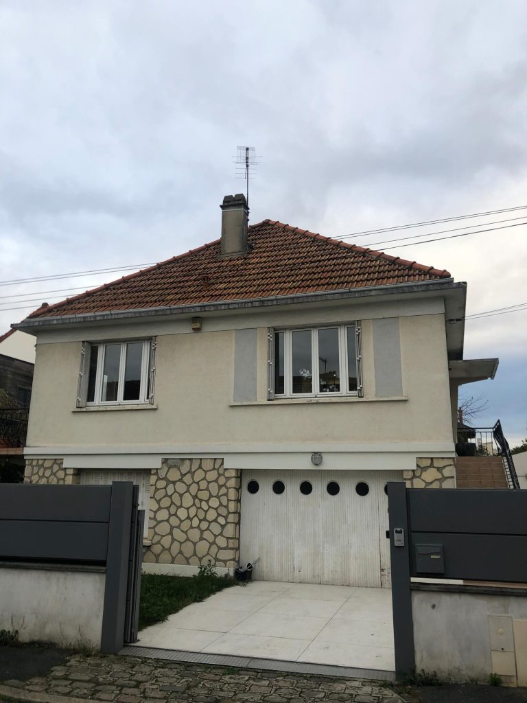 Maison avec toit en tuile